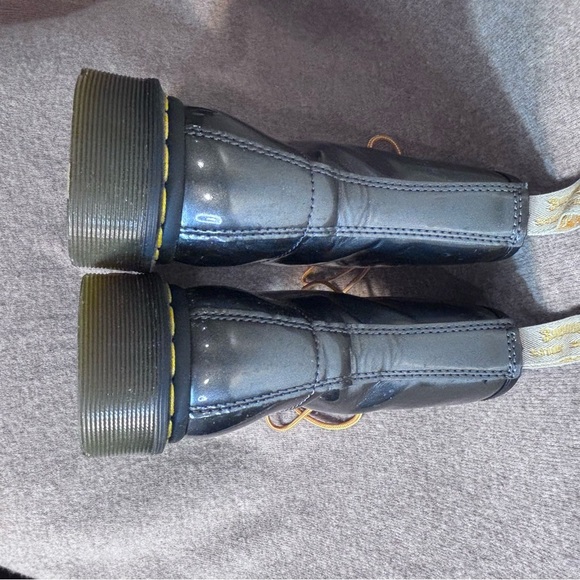 DR MARTENS SZ 9 1460 Vegan Chrome Patent Leather Boots with Yellow Laces - Picture 8 of 11